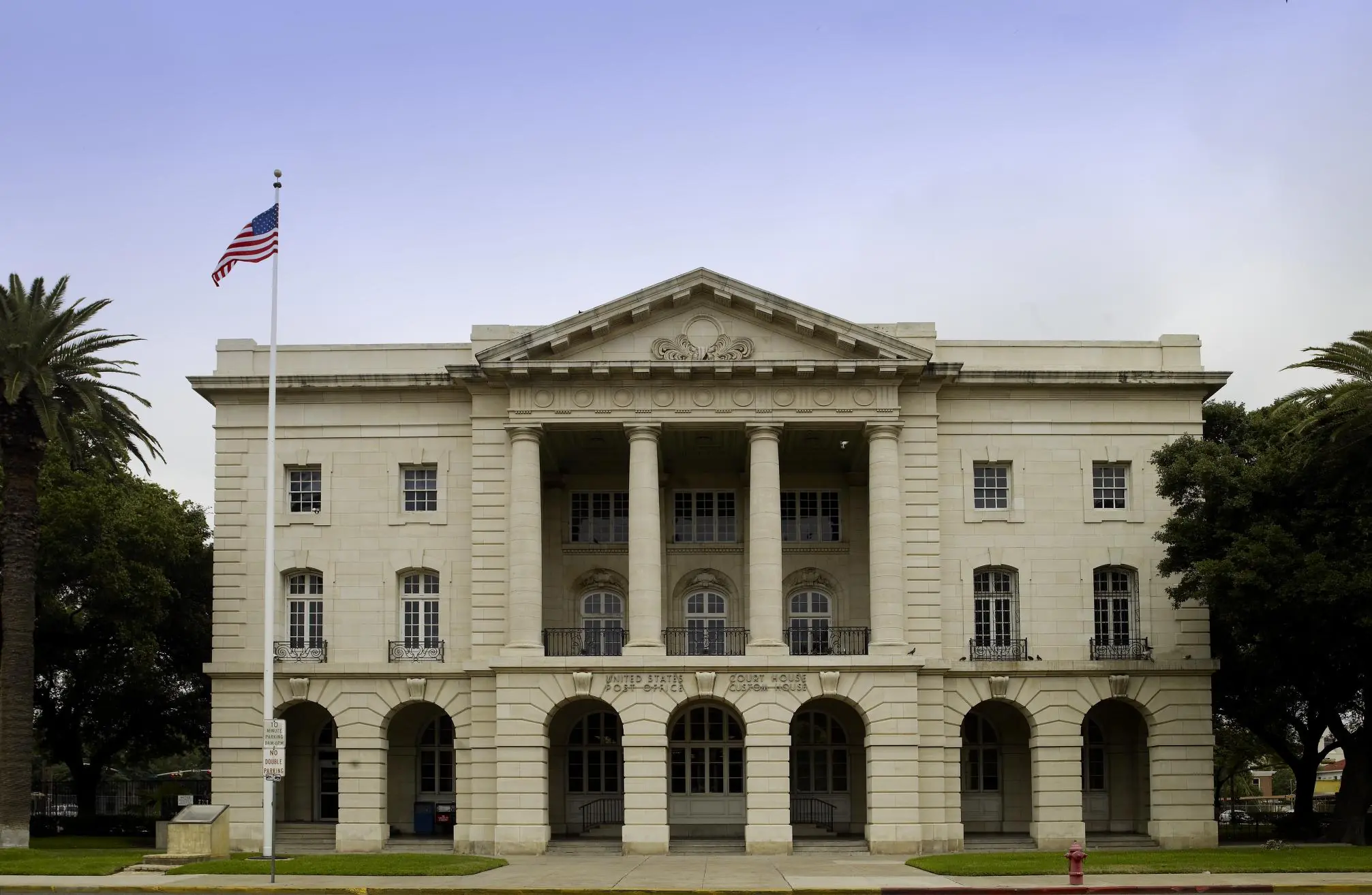 Exterior view of federal courthouse in Texas